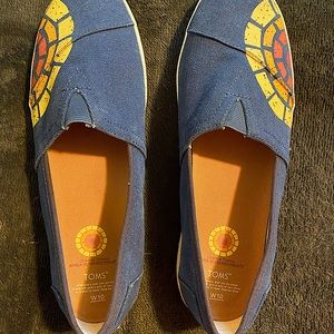 TOMS Navy w/sun burst part of the Charlize Theron Project” Women’s Size 10 EUC